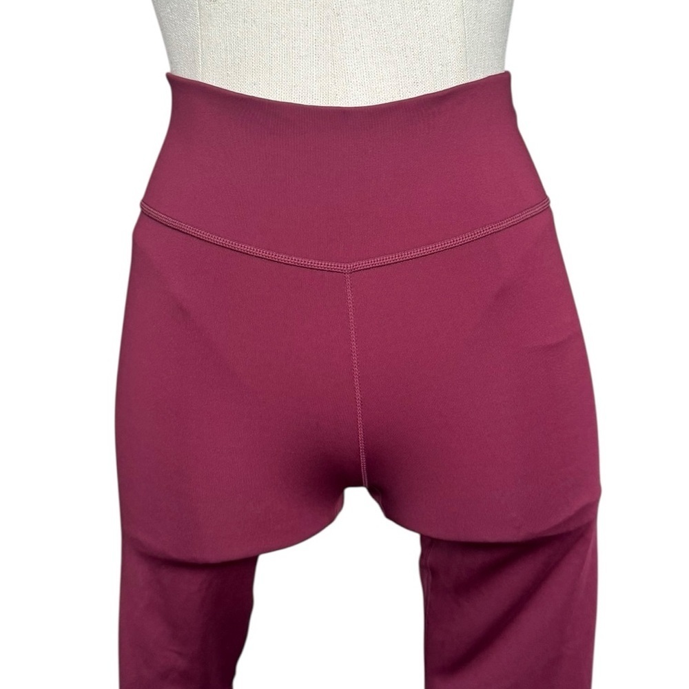NWT Nike Tight Fit Mid Rise 7/8 Length Burgundy Berry Small - Picture 3 of 9